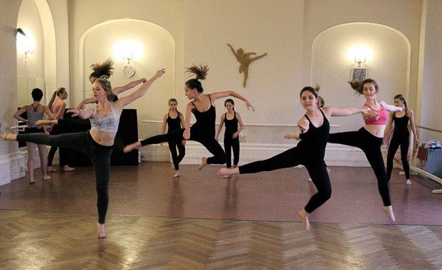 Modern Theatre Performers Class